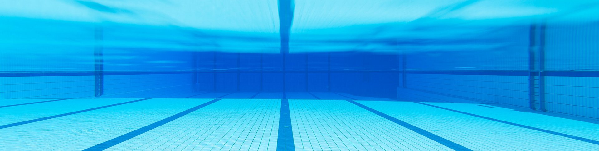 Ein leeres Schwimmbecken mit Bahnen von unter Wasser.
