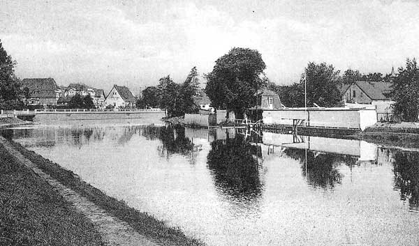 Schwarz-weiß Bild von einer alten öffentlichen Badestelle in Herford.