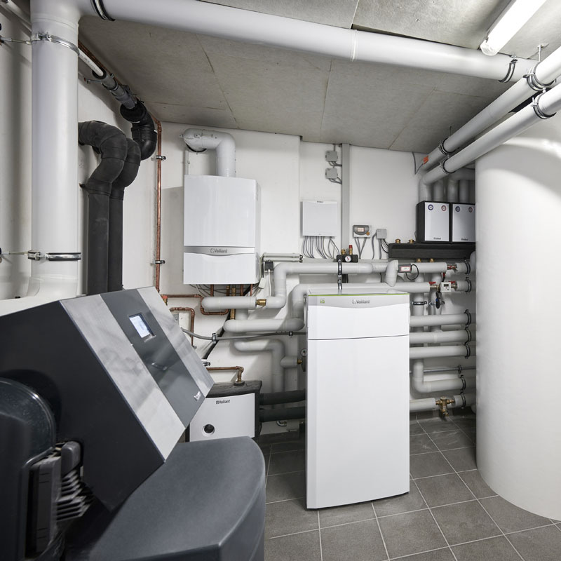 Kellerraum mit Wärmepumpen und Erdgas-Brennwertgerät.