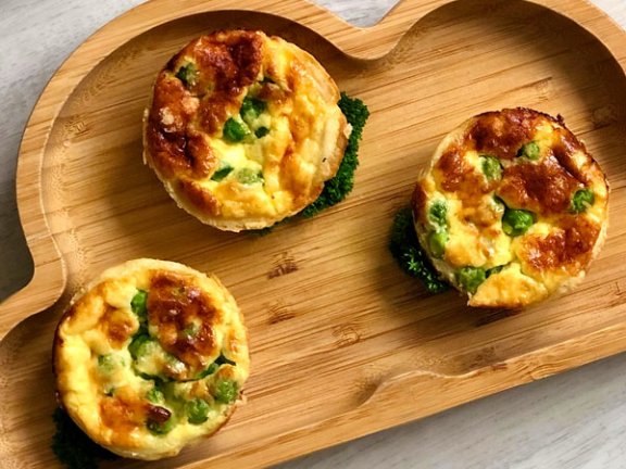 Zu sehen sind drei mini Erbsen-quiche