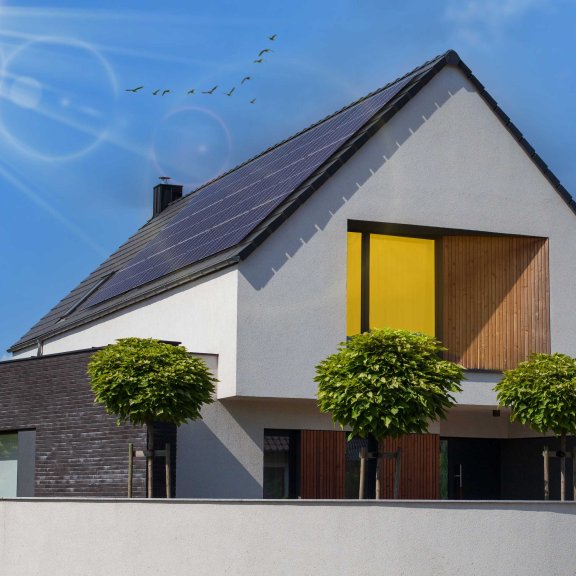 Ein Haus mit Solarmodulen auf dem Dach